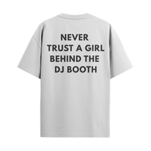 Camiseta "Never Trust a Girl Behind the DJ Booth"