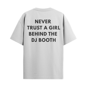 Camiseta "Never Trust a Girl Behind the DJ Booth"