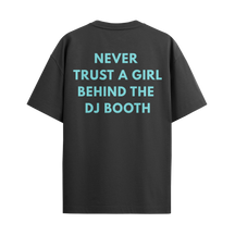 Camiseta "Never Trust a Girl Behind the DJ Booth"