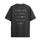 Camiseta "Working Hard... Blonde"