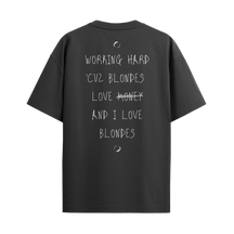 Camiseta "Working Hard... Blonde"